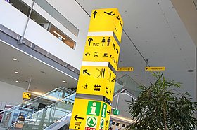 Gelbe Säule mit Hinweisen im Terminal.