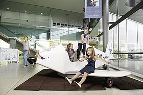 Kinder spielen auf der "KIDDIE AIR" im Abflug-Terminal